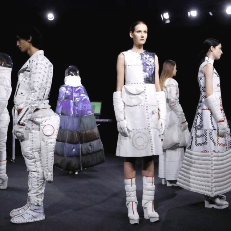 Показ мод космос