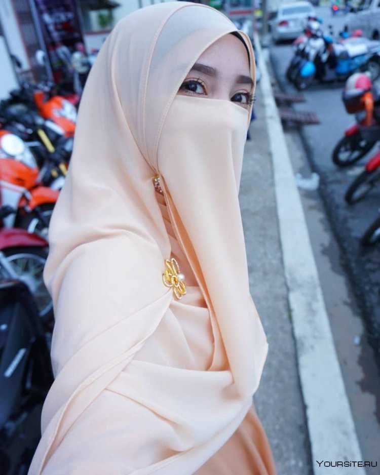 Мусульманка в шляпе