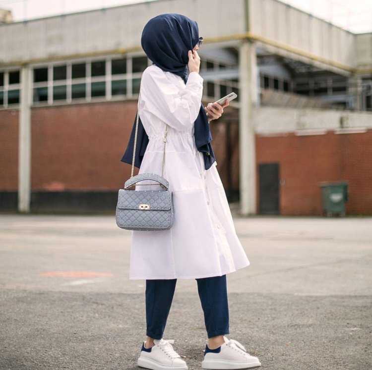 Девушка в хиджабе с фотоаппаратом