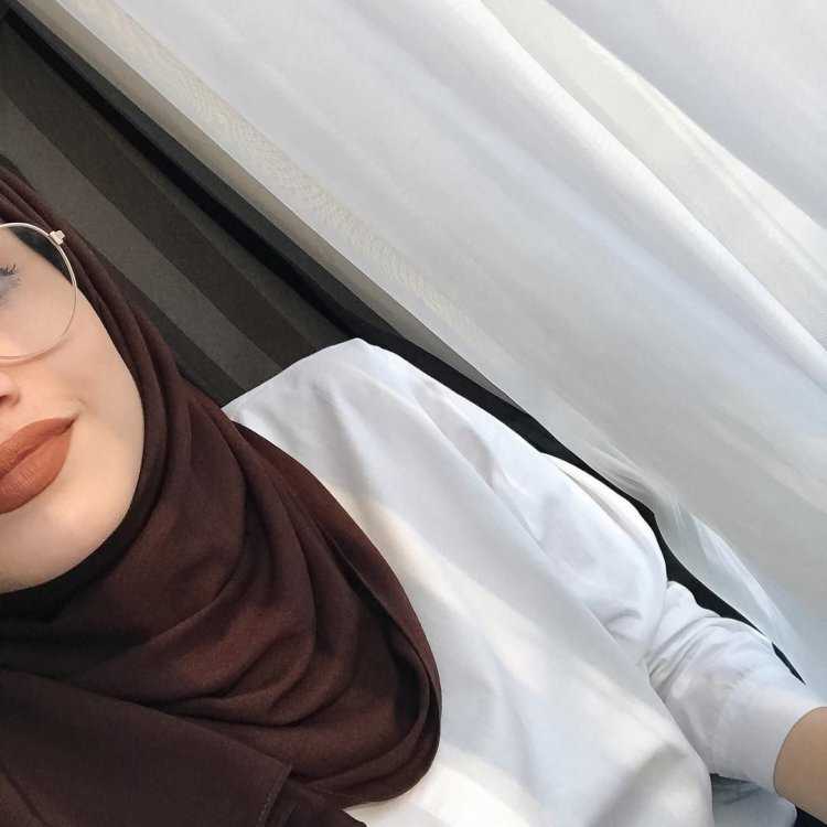 Девушка в хиджабе и пальто