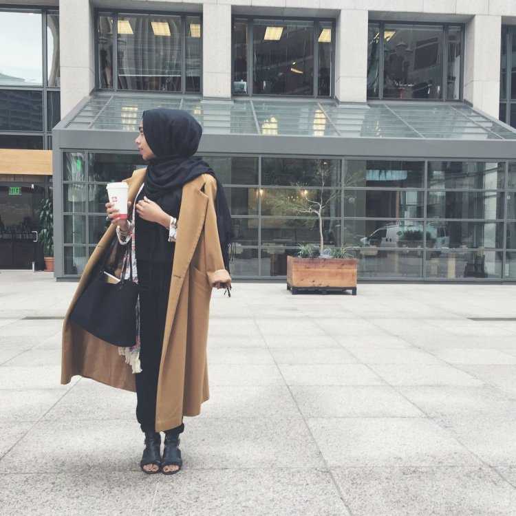 Девушка в хиджабе на улице