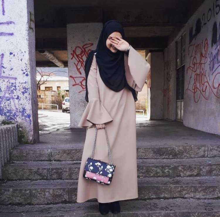 Мусульманка в тюрбане со спины