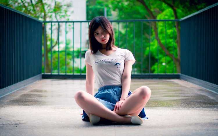 Японские девушки на корточках