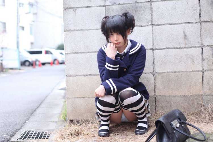 Японская красавица на корточках