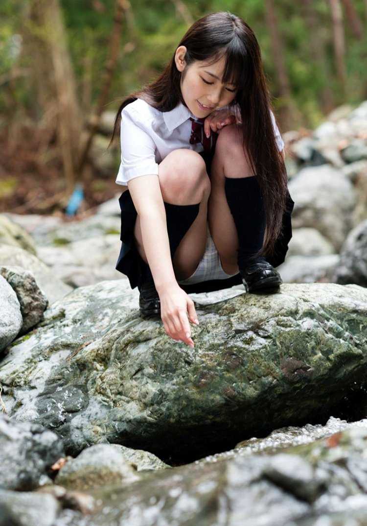 Японская красавица на корточках