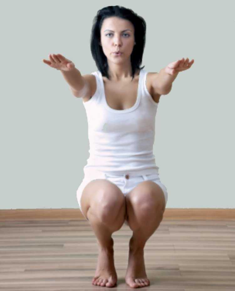 Женщина на корточках референс