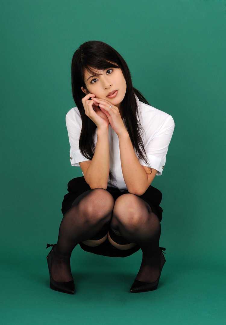 Девушки в чулках на корточках