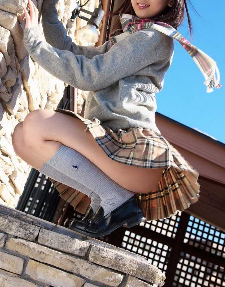 Азиатские девушки на корточках