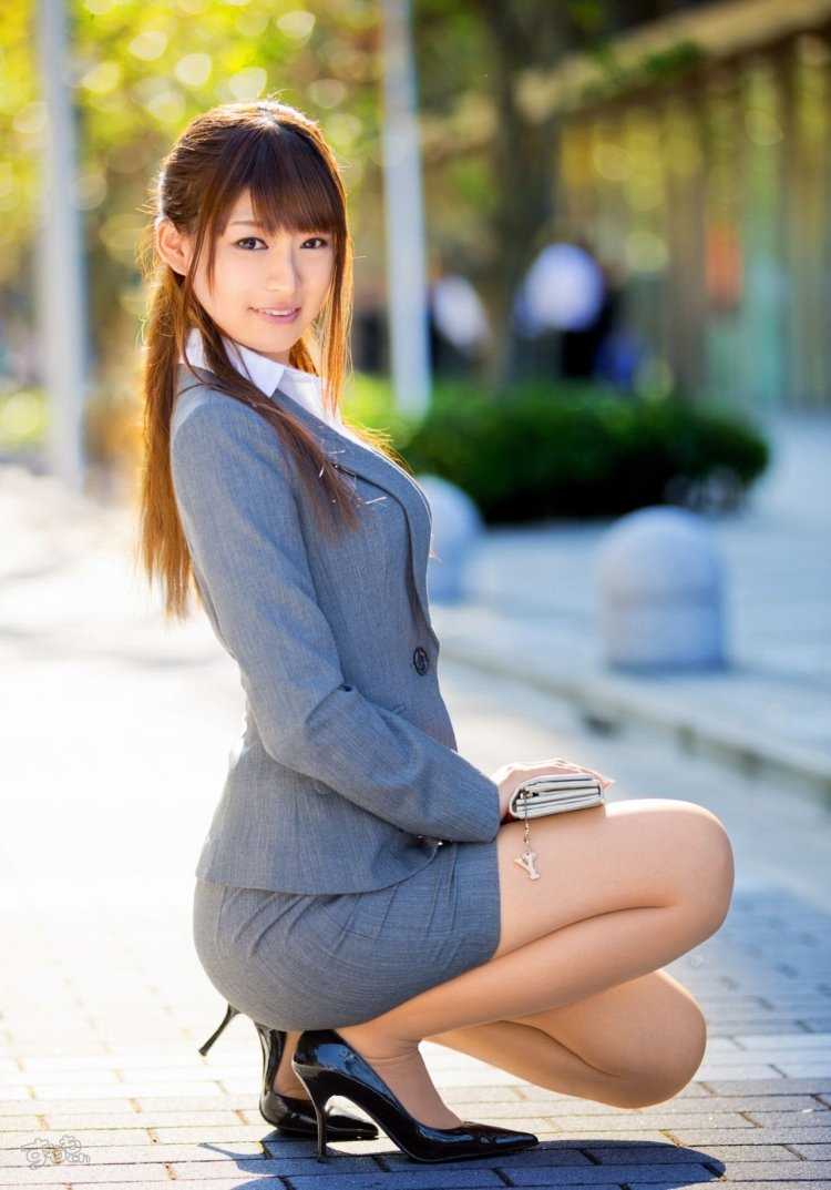 Японские девушки на корточках