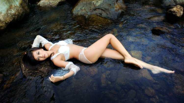 Азиатские девушки на речке