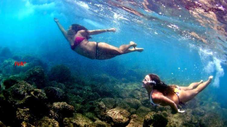 Девушки в море под водой