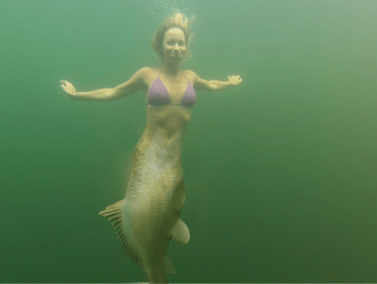 Сара Пэкстон в купальнике под водой