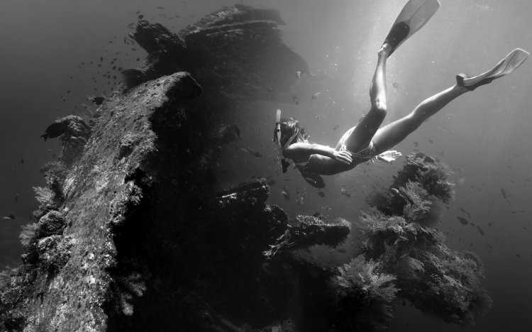 Девушка под водой