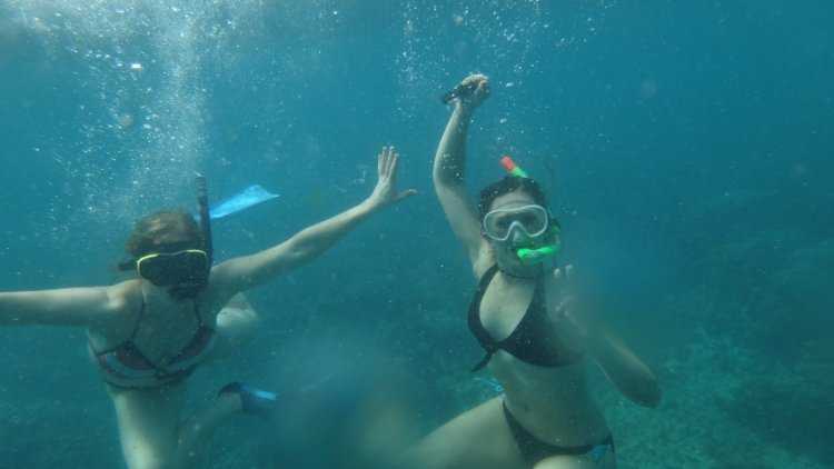 Девушки с аквалангом в бассейне