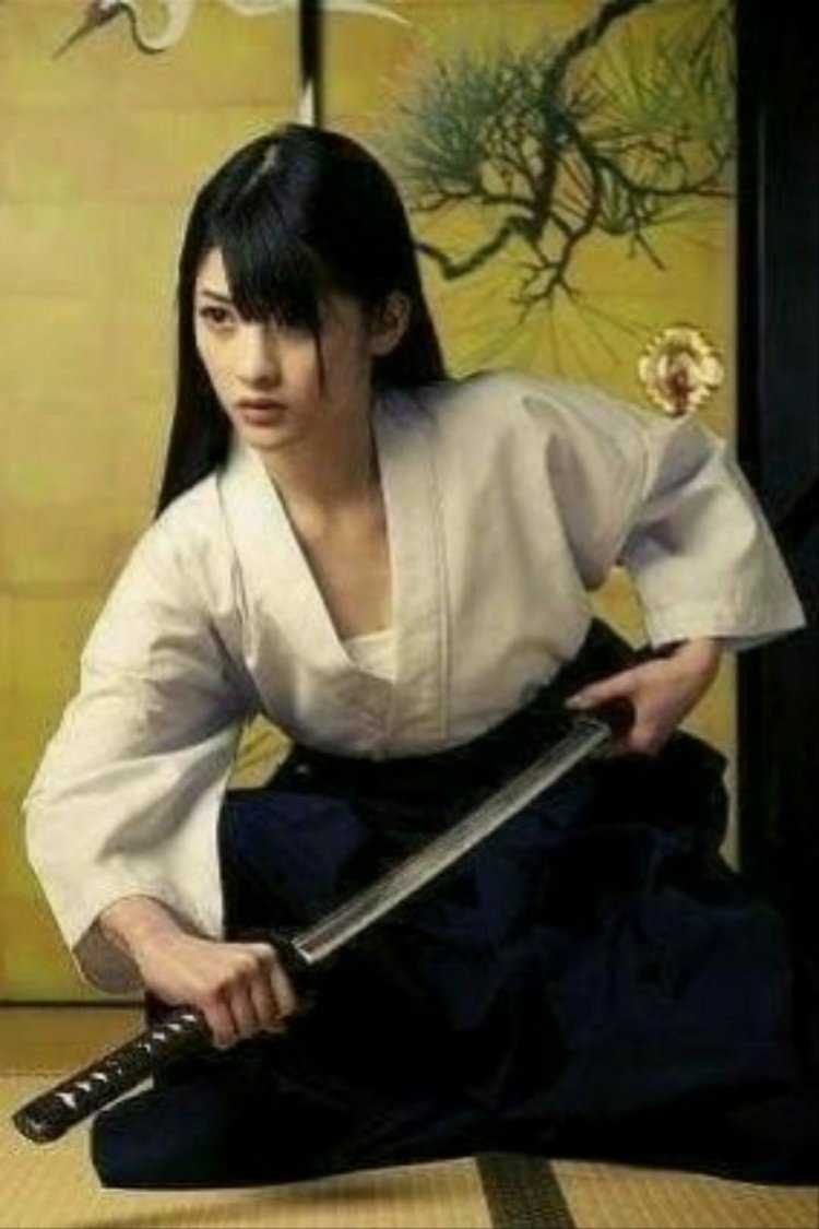 Девушка в кимоно с мечом