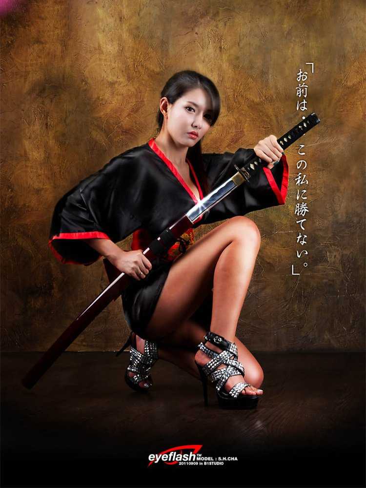 Японская девушка с катаной