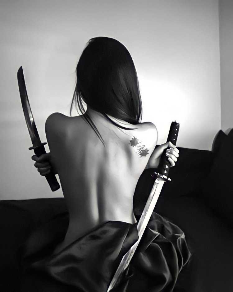 Девушка с катаной