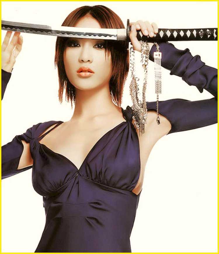 Девушка с холодным оружием