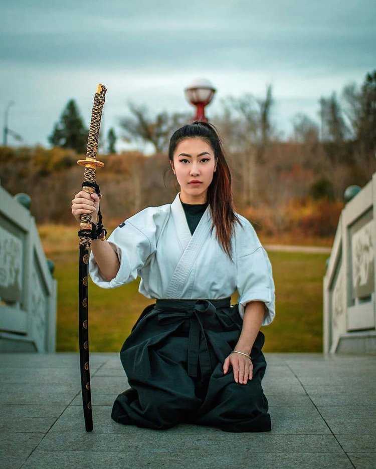 Женщина Самурай нагината