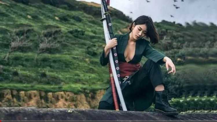 Мелани Джарнсон катана