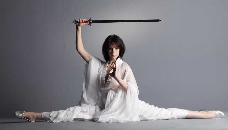 Мелани Джарнсон катана