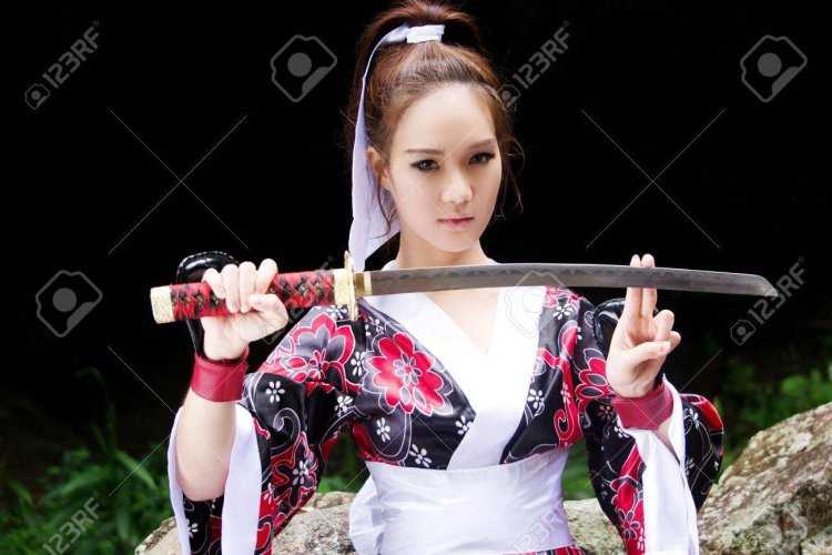 Девушка в кимоно с катаной