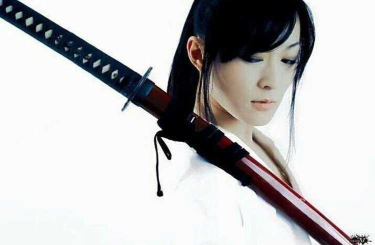 Японская девушка с катаной