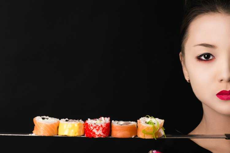 Девушка ест роллы