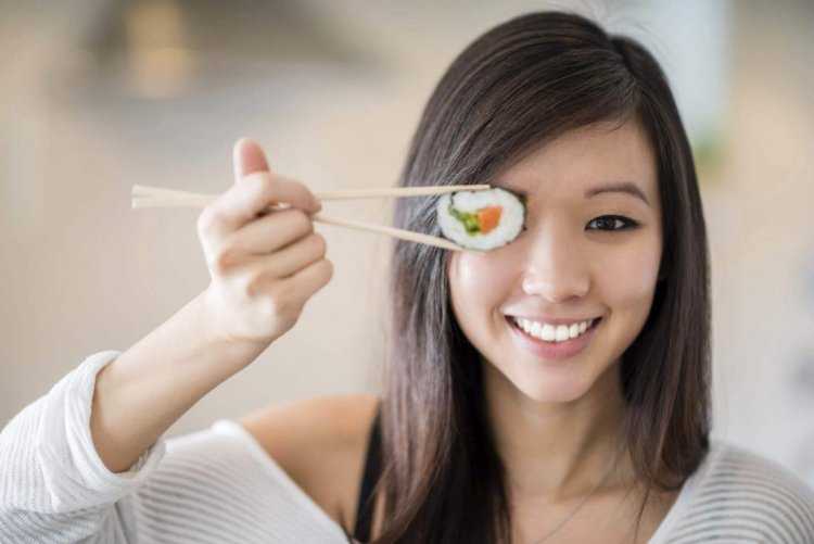 Японка с роллами