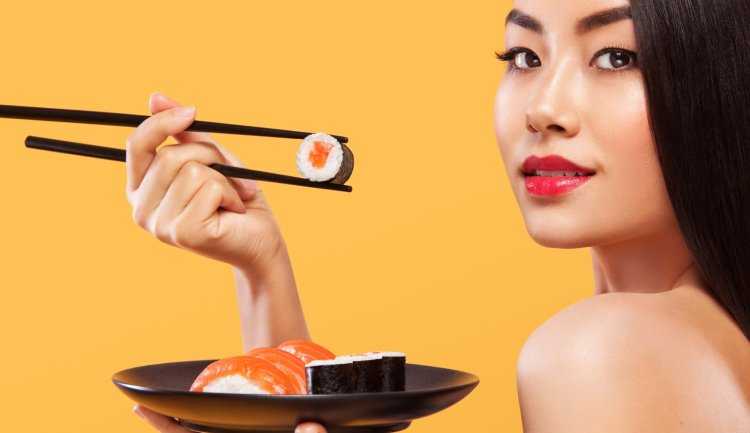 Девушка ест роллы