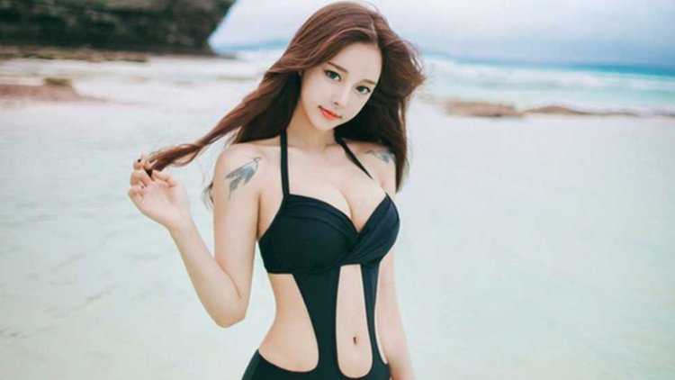 Японка с тонкой талией38