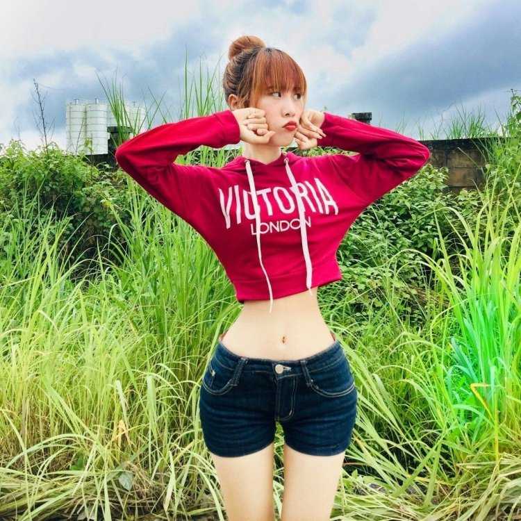 Девушки с тонкой талией