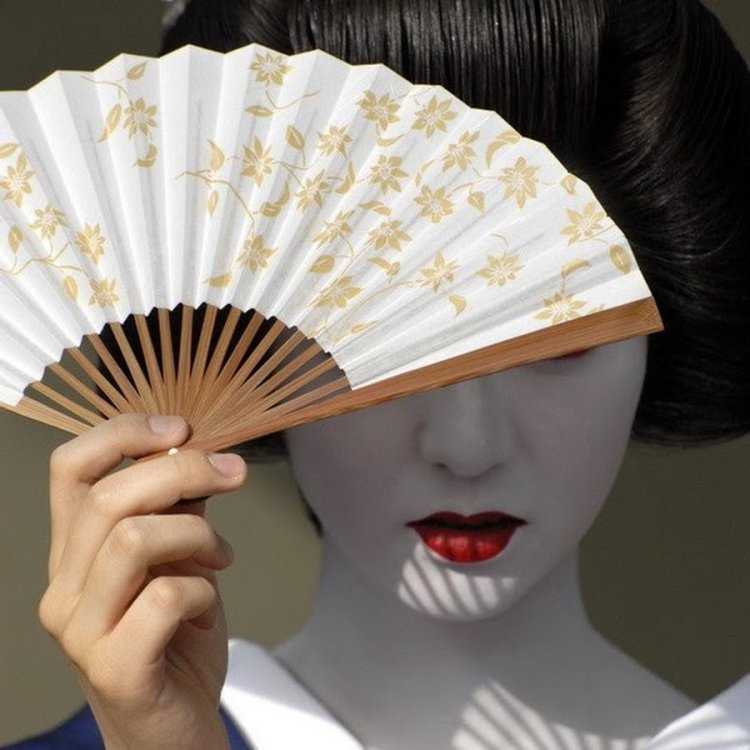 Держит веер