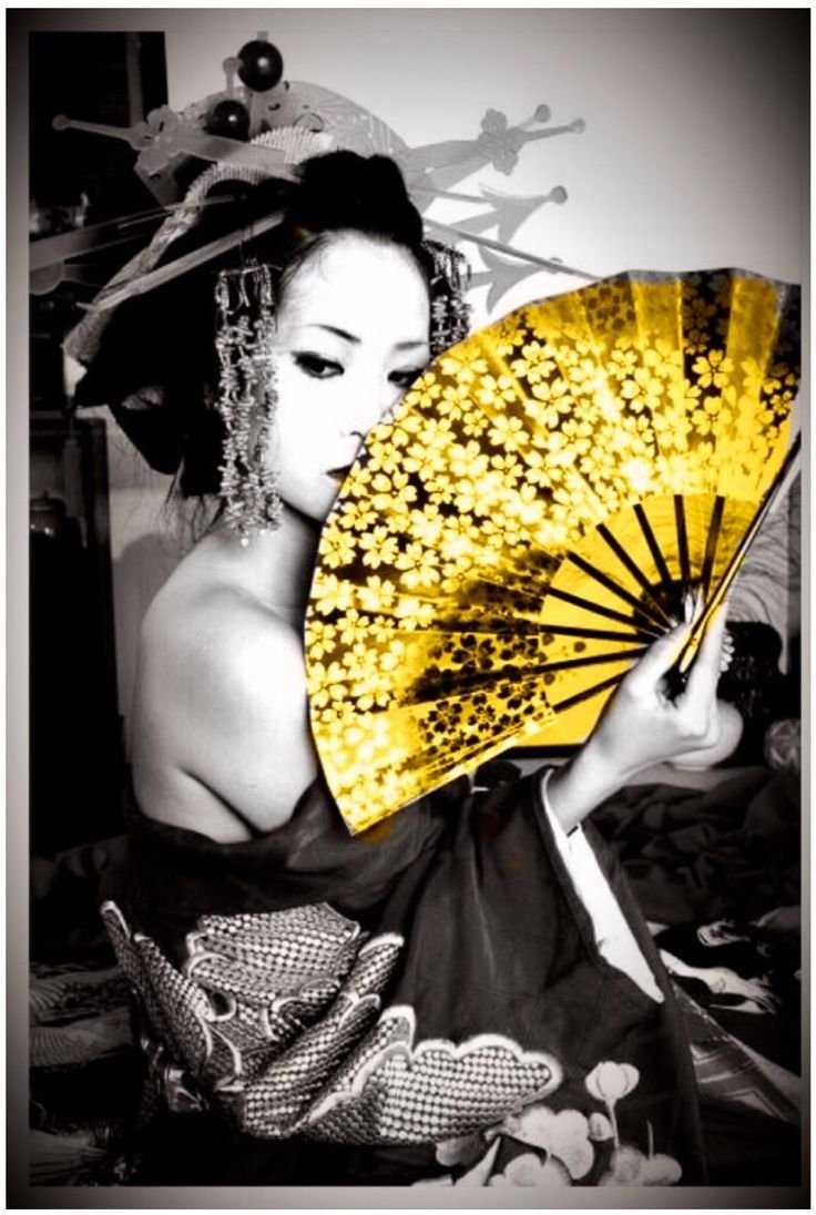 Гейши Япония с веером