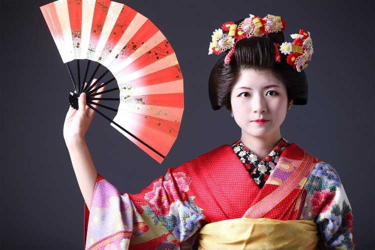 Япония гейши Майко с веером