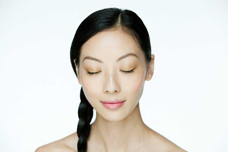 Закрытые азиатские глаза