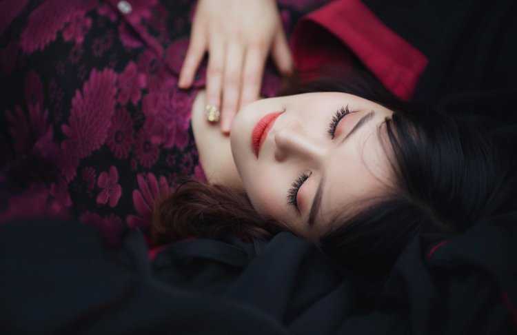 Девушка лежит с закрытыми глазами