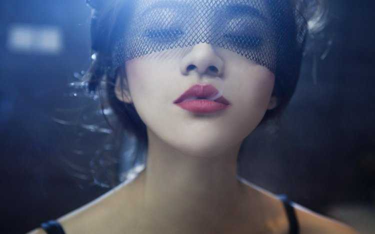 Девушка с вуалью на глазах