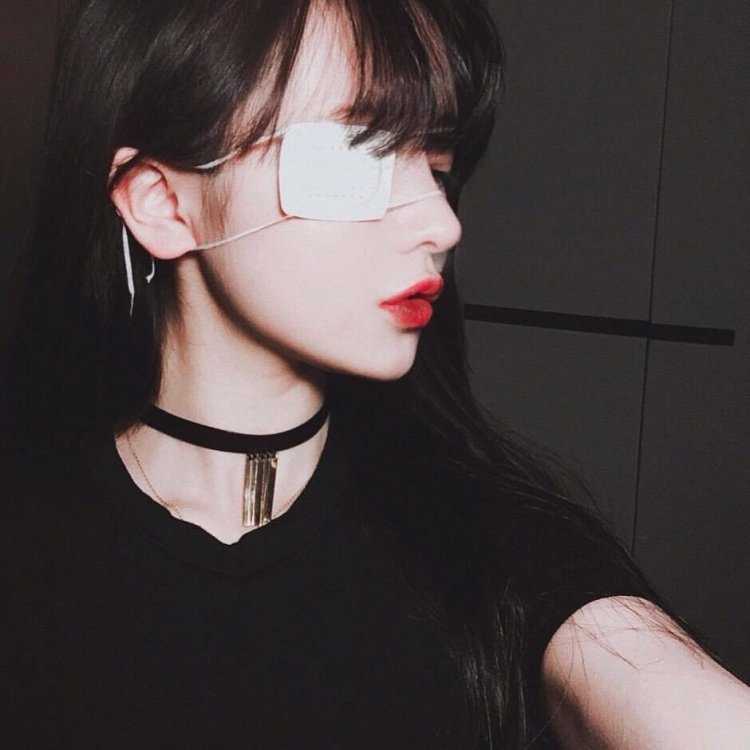 Кореянки с повязкой на глазу