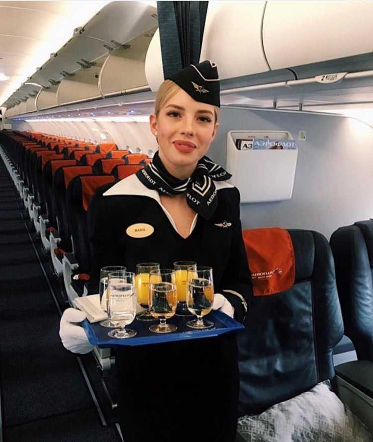 Стюардесса декольте