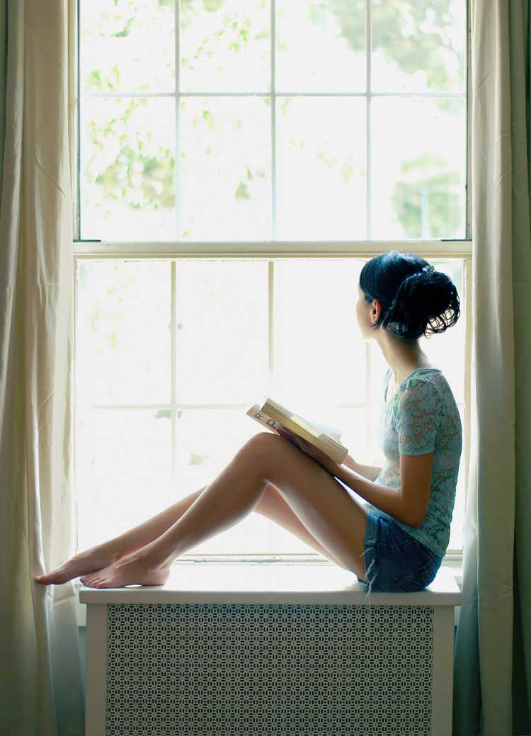 Девушка на подоконнике