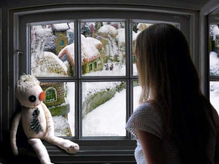 Девочка у окна зимой