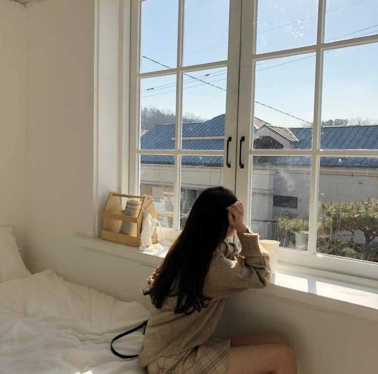 Кореянка у окна