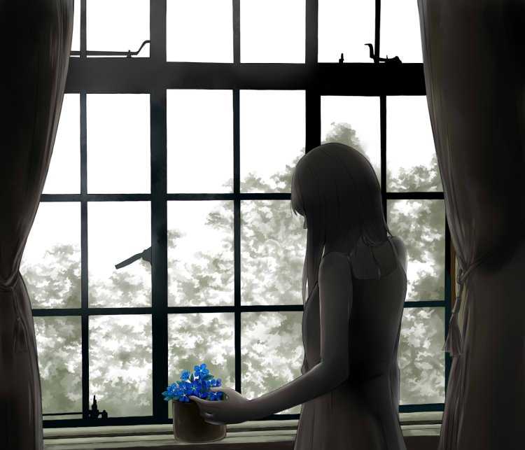 Девушка стоит у окна