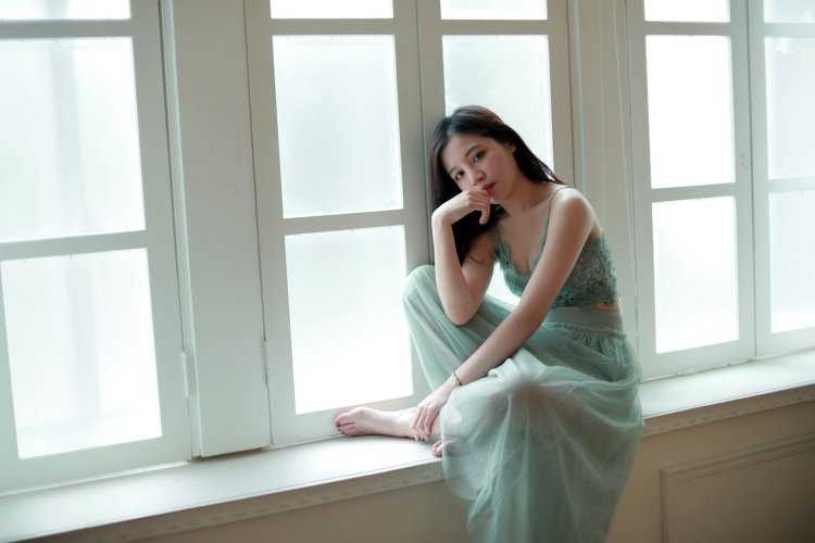 Женщина скучает