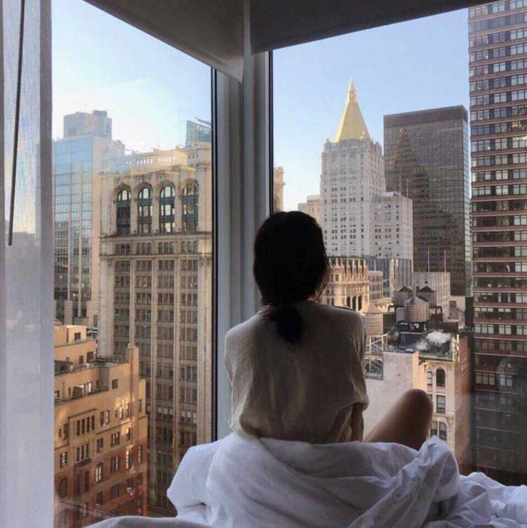 Девушка вид из окна