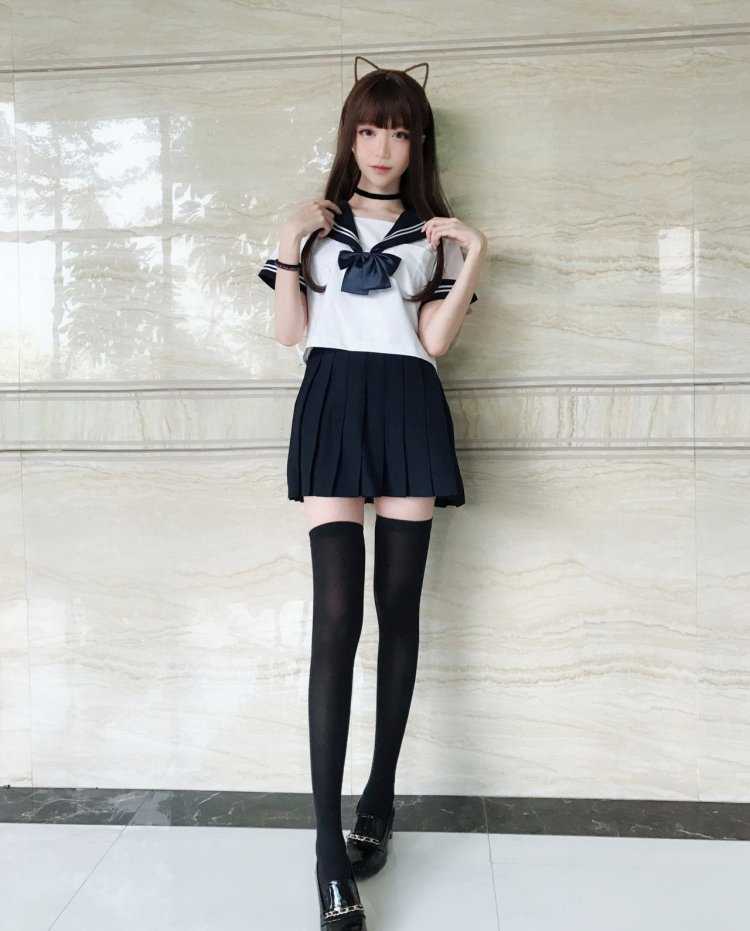 Худая в школьной форме