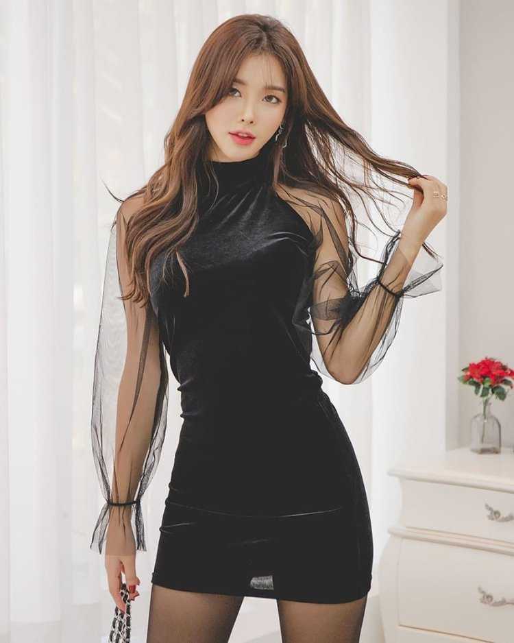 Кореянки в красивых платьях