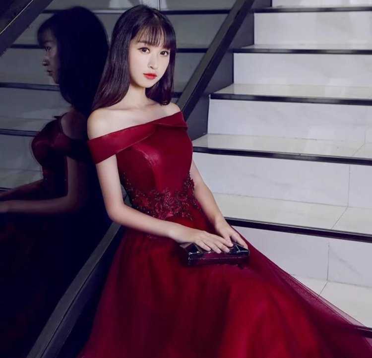 Кореянки в вечерних платьях