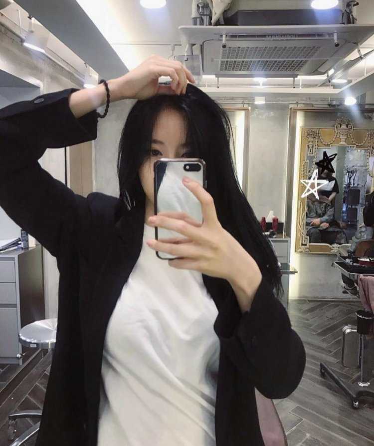 Кореянка с черными волосами селфи